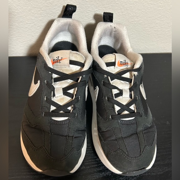 Used Kids Nike Air Max Dawn Black& White- size 3 - Picture 8 of 13